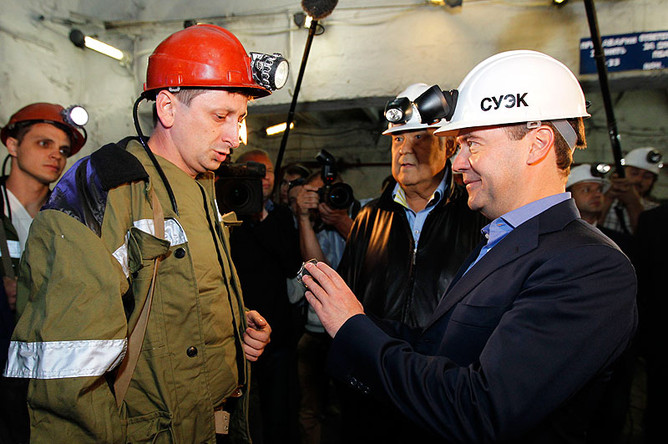 Дмитрий Медведев во время встречи с шахтерами в угольной шахте «Комсомолец»