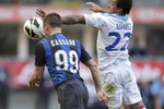 Антонио Кассано забивает мяч в ворота «Катании»