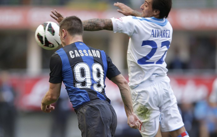 Антонио Кассано забивает мяч в&nbsp;ворота &laquo;Катании&raquo;
