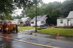 Пожарные на месте крушения самолета упавшего на жилые дома в городе Ист-Хейвен