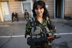 Военнослужащая украинской армии Стелла, 33 года, позирует для фотографии недалеко от Луганска