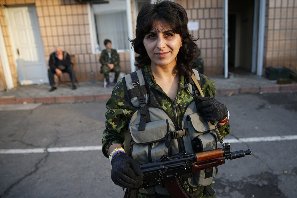 Военнослужащая украинской армии Стелла, 33 года, позирует для фотографии недалеко от Луганска