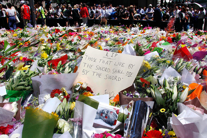 Австралийцы несут цветы в память о погибших в кафе Сиднея