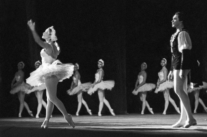 Майя Плисецкая и Николай Фадеечев в балете «Лебединое озеро», 1961 год