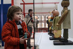 Ребенок на выставке «Нереальные герои. Художники и персонажи «Союзмультфильма» на ВДНХ