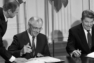 Генеральный секретарь ЦК КПСС Михаил Сергеевич Горбачев и президент США Рональд Рейган во время подписания Договора между СССР и США о ликвидации ракет средней и меньшей дальности
