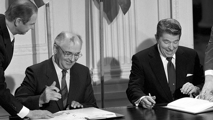 Генеральный секретарь ЦК КПСС Михаил Сергеевич Горбачев и президент США Рональд Рейган во время подписания Договора между СССР и США о ликвидации ракет средней и меньшей дальности