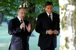 Президенты России и Словении Владимир Путин и Борут Пахор беседуют после церемонии открытия монумента