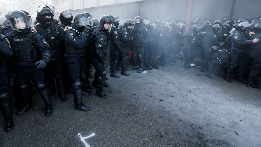 Столкновения сотрудников полиции и протестующих около&nbsp;здания Верховной рады Украины в&nbsp;Киеве, 17 декабря 2019 года