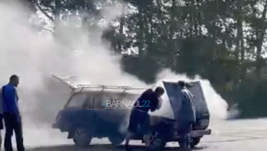 Жители Барнаула потушили пивом загоревшийся автомобиль