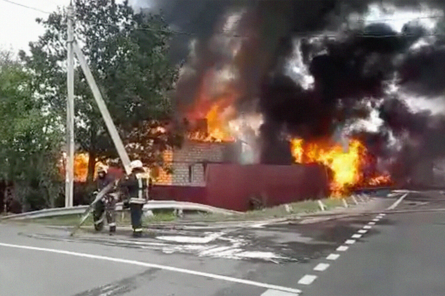 В Ярославской области тушат горящий дом после смертельного ДТП с бензовозом  и «скорой» - Газета.Ru | Новости