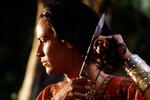 <b>«Маленький Будда» (1993)</b><br><br>
Здесь Бертолуччи замахнулся на биографию самого Будды Шакьямуни (он же Сиддхартха Гаутама — его сыграл Киану Ривз), которая рассказывается параллельно с другой историей — о поисках реинкарнации Ламы Дордже. Воплощениями ламы считают нескольких детей: мальчика из Сиэтла, бездомного ребенка из Катманду и девочку из богатой индийской семьи. Детей привозят в Бутан, чтобы они прошли испытания: тогда будет ясно, кто их них — истинная реинкарнация буддийского учителя.
Бертолуччи испытывал огромный интерес к буддизму, хотя и старался не называть себя буддистом. Эта картина для него — попытка передать зрителю свое увлечение этой религиозной и мировоззренческой системой.
