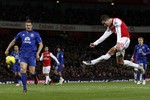 Нападающий «Арсенала» Робин ван Перси наносит голевой удар в матче с «Эвертоном»