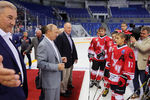 Президент РФ Владимир Путин (второй слева) после матча детской хоккейной команды на ледовой арене «Шайба» 