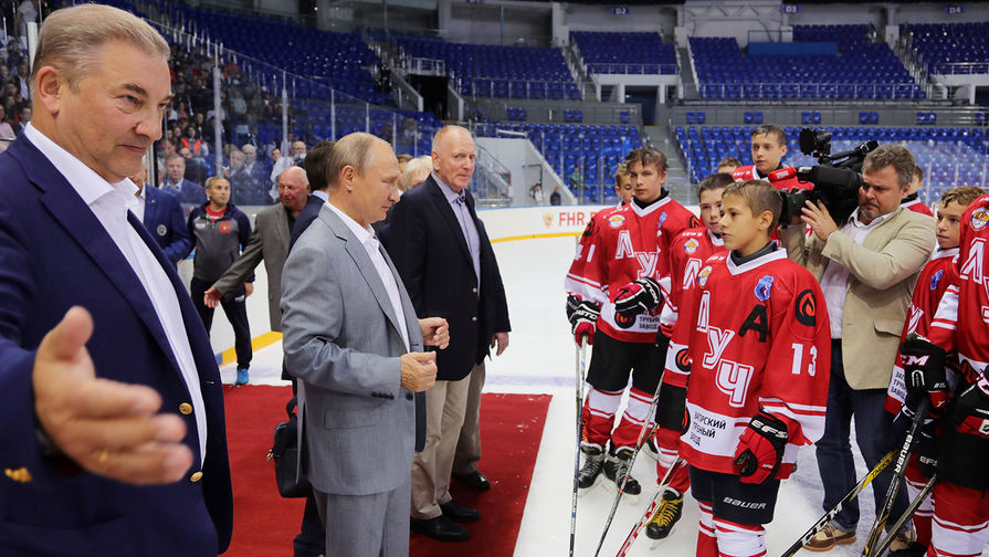 Президент РФ Владимир Путин (второй слева) после матча детской хоккейной команды на&nbsp;ледовой арене &laquo;Шайба&raquo; 