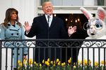 Президент США Дональд Трамп с первой леди Меланьей Трамп во время ежегодного фестиваля катания пасхальных яиц на лужайке у Белого дома, 2 апреля 2018 года