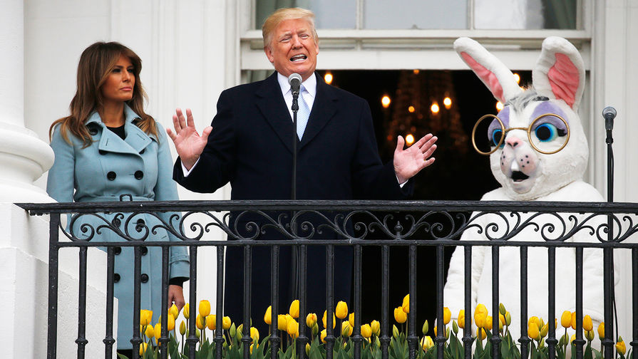 Президент США Дональд Трамп с первой леди Меланьей Трамп во время ежегодного фестиваля катания пасхальных яиц на лужайке у Белого дома, 2 апреля 2018 года