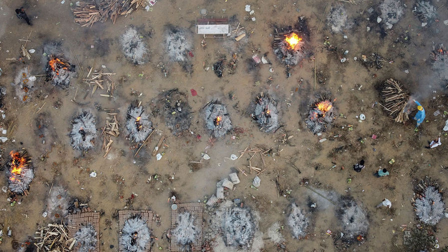 Сжигание тел погибших от коронавируса около крематория в Нью-Дели, 22 апреля 2021 года