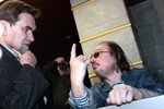 Режиссер Алексей Балабанов и продюсер Сергей Сельянов (справа налево) на премьере своего фильма «Морфий» в кинотеатре «Киномир», Москва, 2008 год