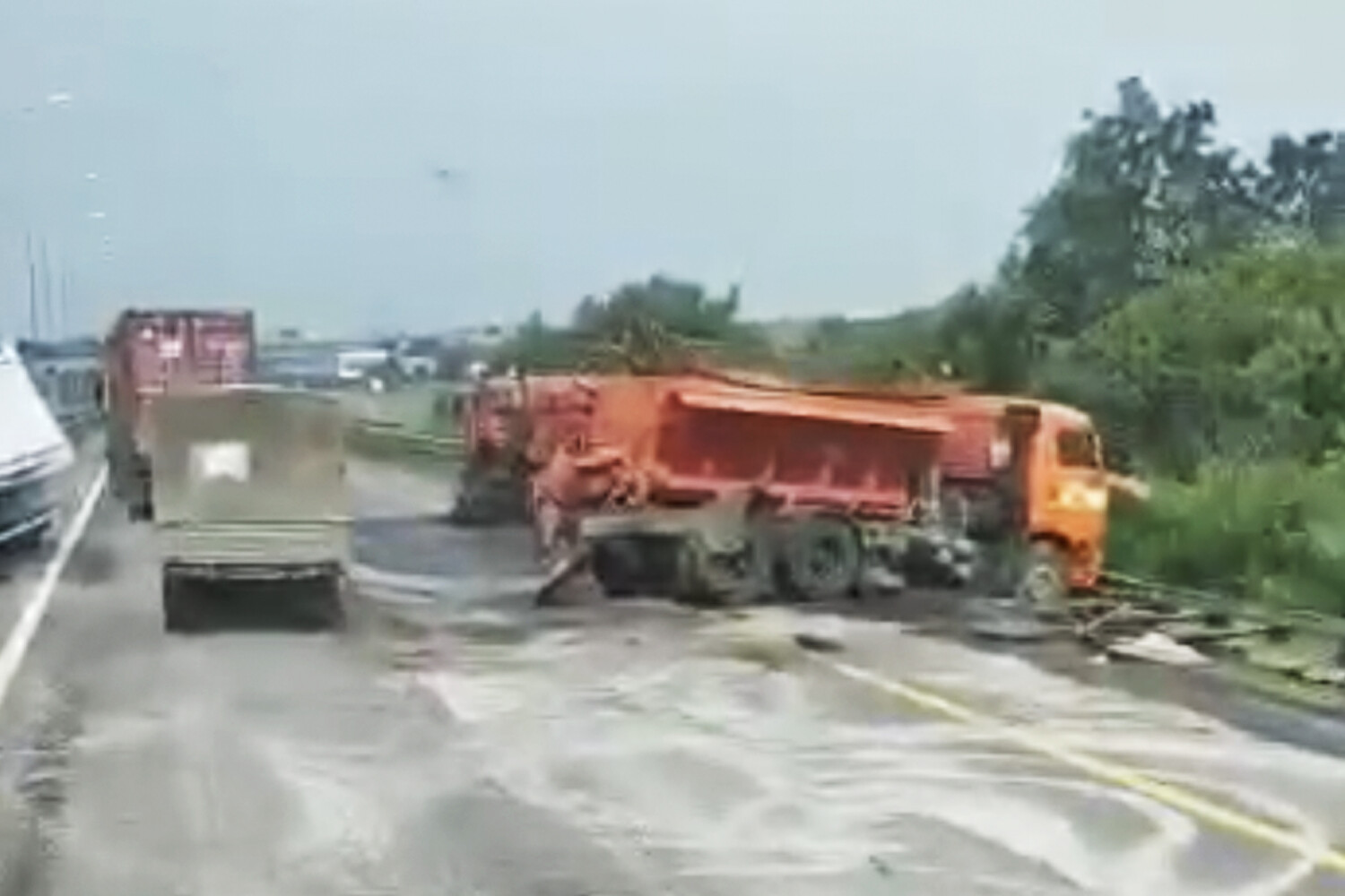 В соцсетях появилось видео разбитого заслона из техники на трассе М4 «Дон»  - Газета.Ru | Новости