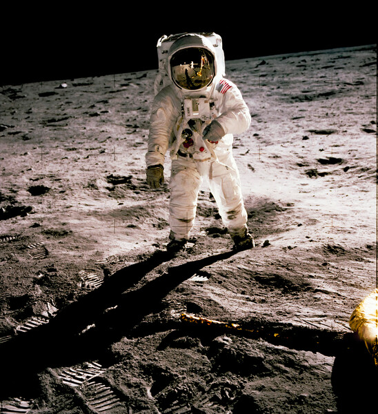 Нил Армстронг. &laquo;Человек на&nbsp;луне&raquo;. 1969&nbsp;год
<br><br>Астронавт Базз Олдрин на&nbsp;поверхности Луны в&nbsp;ходе миссии &laquo;Аполлон-11&raquo;