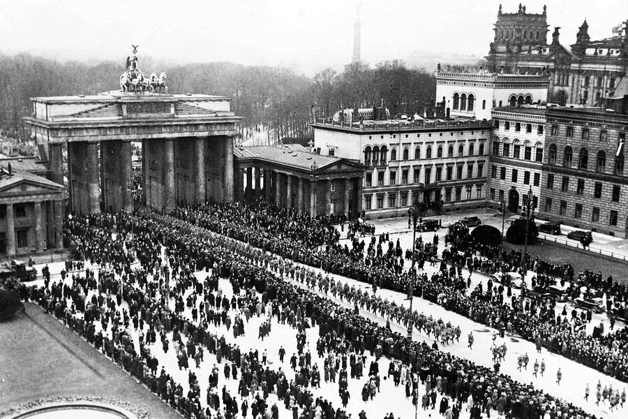 Парад нацистских войск через Бранденбургские ворота в Берлине, 6 марта 1933 года. Во время выборов по столице маршировали оркестры и войска
