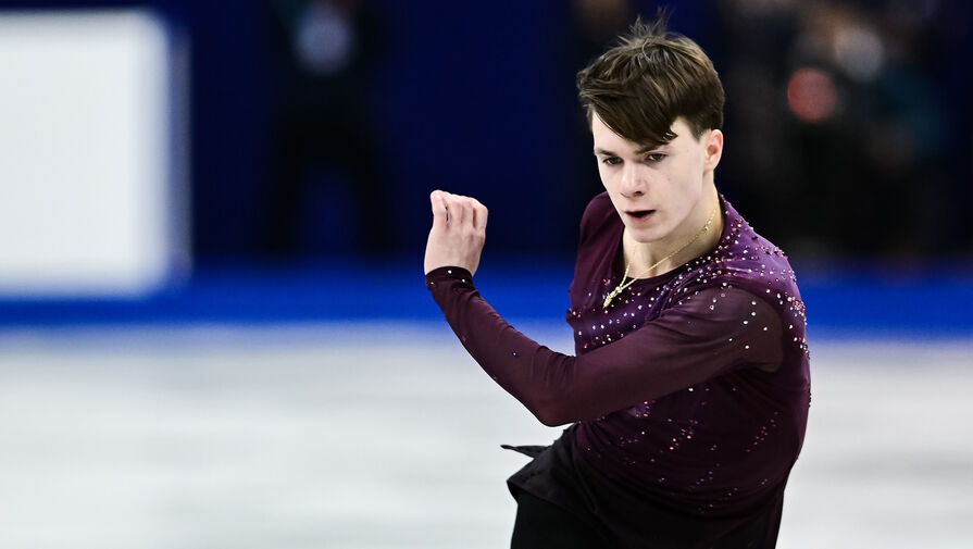 Потерявший родителей в авиакатастрофе фигурист Наумов расплакался, показывая их фото