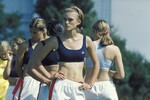 <b>«Играй как Бекхэм» (Bend It Like Beckham), реж. Гуриндер Чадха, 2002</b>
<br><br>Вскоре после небольшой роли служанки-двойницы Падме, героини Натали Портман из фильма «Звездные войны. Эпизод I: Скрытая угроза», Кира Найтли снялась в спортивном драмеди Гуриндера Чадхи «Играй как Бэкхем». Эта работа стала прорывной в ее карьере. Молодая актриса сыграла Джульетту, одну из двух подруг, которые мечтают стать профессиональными футболистками вопреки желаниям родителей. Картина Чадхи, британца индийского происхождения, получилась ярким высказыванием против архаичных социальных устоев (у второй героини ленты Джесс, которую изобразила Парминдер К. Награ, консервативная семья родом из Пенджаба) и до сих пор остается одним из самых известных фильмов про футбол.
