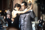 <b>«Запах женщины» (1992)</b>
<br><br>
Аль Пачино всего единожды выигрывал «Оскар» — это кажется абсолютным безумием, особенно учитывая его девять номинаций. С другой стороны, радует, что ту самую заветную статуэтку ему присудили не за «Крестного отца» или «Лицо со шрамом» (тоже, безусловно, выдающиеся работы»), но по итогам роли в «Запахе женщине». В драме Мартина Бреста актер продемонстрировал весь свой внеземной драматический талант — без привычного бандитского флера и прочей гангстерской шелухи. Как итог мы получили, возможно, самую великую сцену в истории кино в принципе — душераздирающий эпизод с танго, который Аль Пачино и его партнерша Габриэль Анвар, к слову, репетировали аж две недели.
