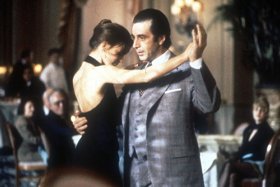 <b>&laquo;Запах женщины&raquo; (1992)</b>
<br><br>
Аль Пачино всего единожды выигрывал &laquo;Оскар&raquo; &mdash; это кажется абсолютным безумием, особенно учитывая его девять номинаций. С&nbsp;другой стороны, радует, что ту самую заветную статуэтку ему присудили не за&nbsp;&laquo;Крестного отца&raquo; или &laquo;Лицо со шрамом&raquo; (тоже, безусловно, выдающиеся работы&raquo;), но по&nbsp;итогам роли в&nbsp;&laquo;Запахе женщине&raquo;. В&nbsp;драме Мартина Бреста актер продемонстрировал весь свой внеземной драматический талант &mdash; без&nbsp;привычного бандитского флера и прочей гангстерской шелухи. Как итог мы получили, возможно, самую великую сцену в&nbsp;истории кино в&nbsp;принципе &mdash; душераздирающий эпизод с&nbsp;танго, который Аль Пачино и его партнерша Габриэль Анвар, к&nbsp;слову, репетировали аж две недели.
