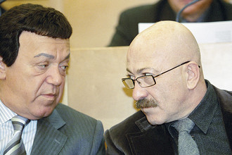 Депутаты Госдумы четвертого созыва Иосиф Кобзон и Александр Розенбаум в зале заседаний, 2004 год