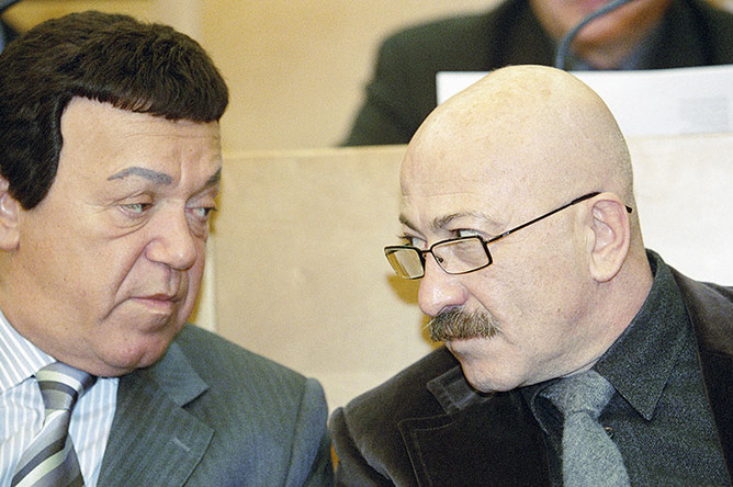 Депутаты Госдумы четвертого созыва Иосиф Кобзон и Александр Розенбаум в зале заседаний, 2004 год
