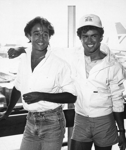 Участники группы Wham! Эндрю Риджли и Джордж Майкл в&nbsp;аэропорту Лондона, 1984 год
