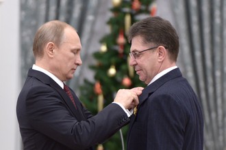 22 декабря 2014 года. Владимир Путин (слева) награждает Александра Кравцова орденом «За заслуги перед Отечеством» IV степени