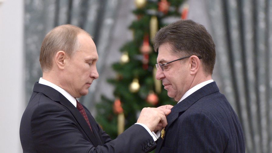 22 декабря 2014 года. Владимир Путин (слева) награждает Александра Кравцова орденом «За заслуги перед Отечеством» IV степени