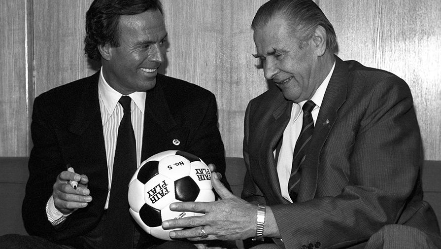 Певец Хулио Иглесиас и советский футболист Лев Яшин, 1989 год