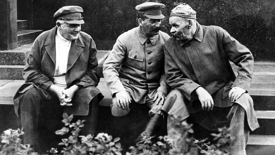 Авель Енукидзе (слева) и Иосиф Сталин (в центре)