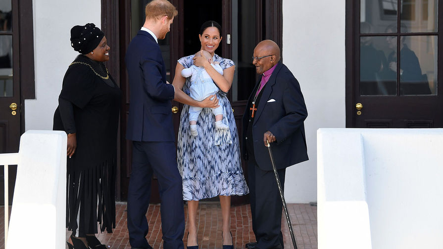 Герцогиня Сассекская Меган, принц Гарри и их сын Арчи во время встречи с&nbsp;с архиепископом Десмондом Туту и его супругой, 25 сентября 2019 года 