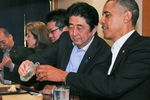 Премьер-министр Японии Синдзо Абэ угощает саке президента США Барака Обаму в одном из ресторанов Токио, 2014 год