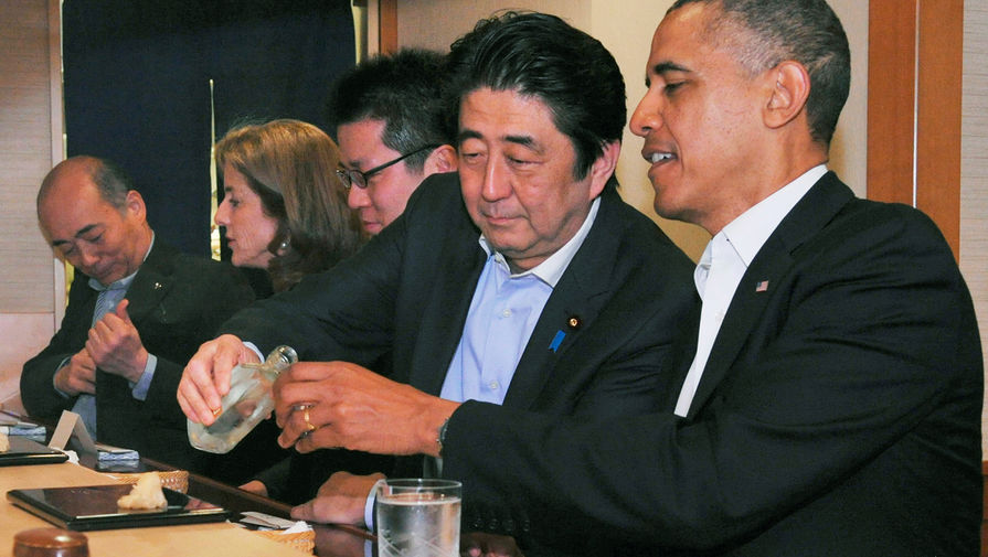 Премьер-министр Японии Синдзо Абэ угощает саке президента США Барака Обаму в&nbsp;одном из&nbsp;ресторанов Токио, 2014 год