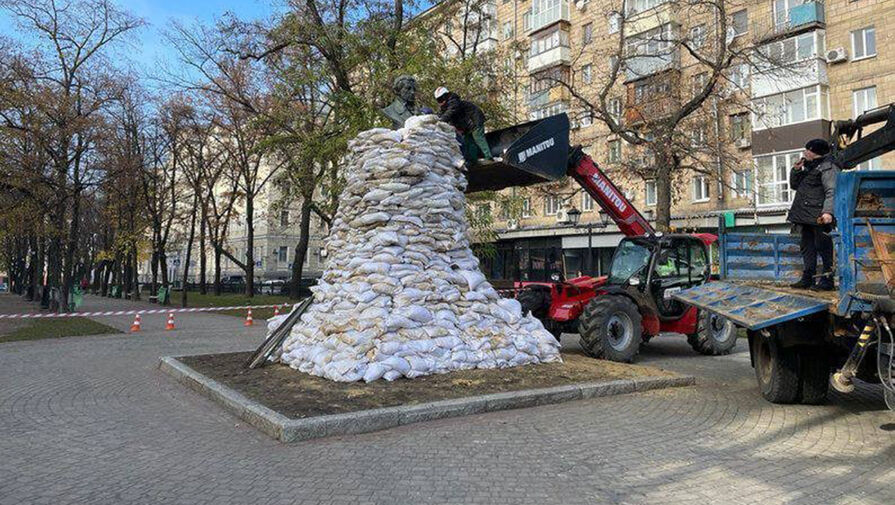 В Харькове демонтировали бюст Пушкина