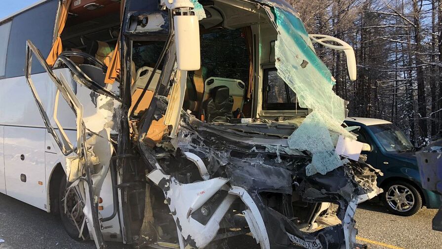 В Якутии 11 человек пострадали при столкновении пассажирского автобуса и большегруза