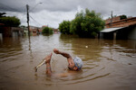 Мужчина ловит рыбу на улице после наводнения в штате Мараньяо, Бразилия, 6 января 2022 года