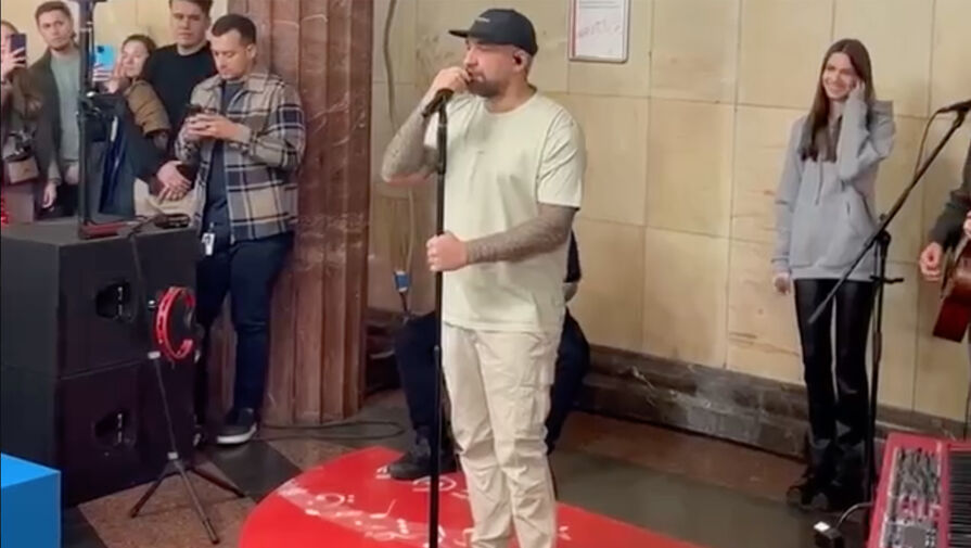 Рэпер Баста дал концерт в московском метро
