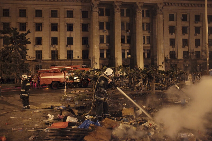 Пожарные тушат пожар возле здания Дома профсоюзов в Одессе, 2 мая 2014 года
