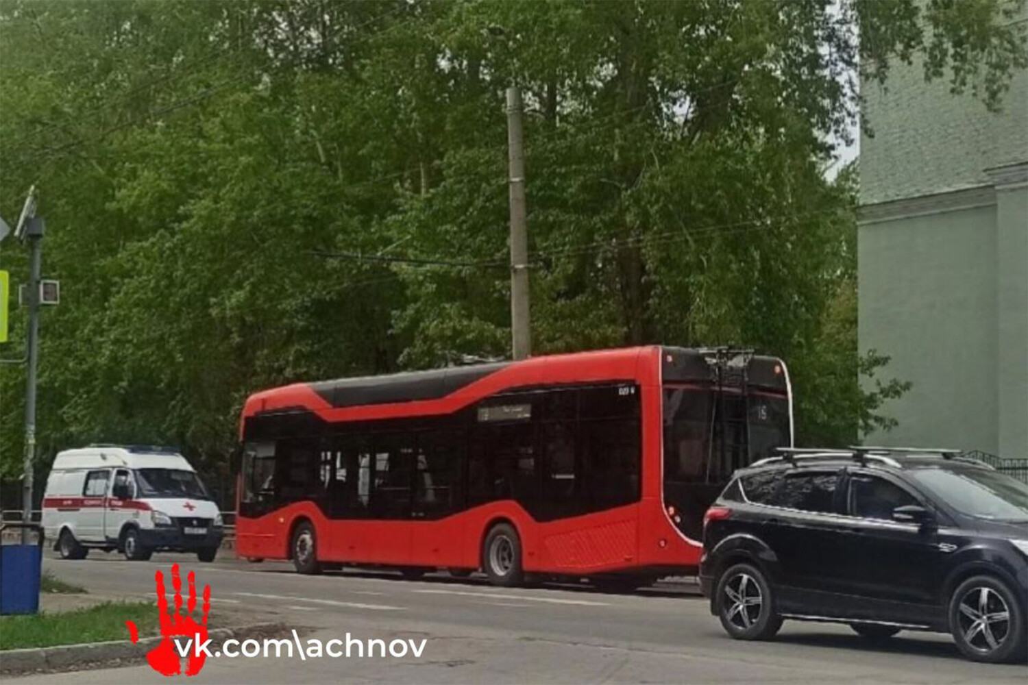 Пенсионерка пострадала из-за девушки, перебегавшей дорогу перед  троллейбусом в Челябинске - Газета.Ru | Новости