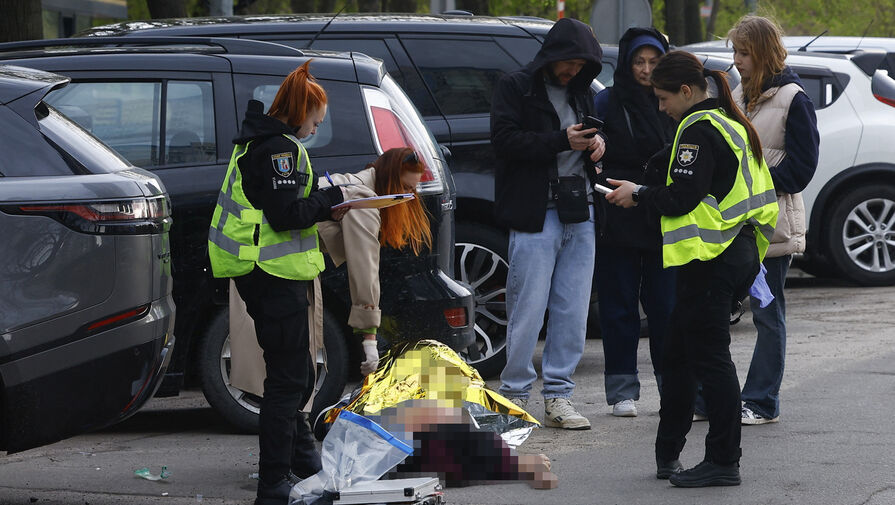 Стрелял в упор: на видео попал мужчина, открывший огонь по людям на улицах Киева