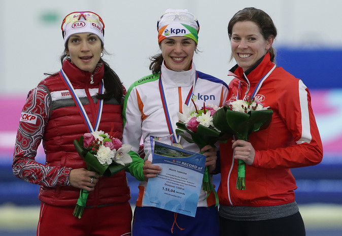 Тройка призеров на&nbsp;дистанции 1500&nbsp;м: Екатерина Шихова, голландка Маррит Леенстра, канадка Кристин Нейсбит