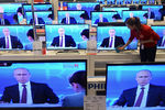 Сотрудница гипермаркета электроники во время трансляции ежегодной программы «Прямая линия с Владимиром Путиным»