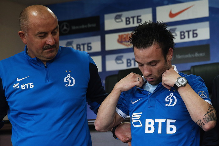 Наставник «Динамо» Станислав Черчесов ждет, когда новичок клуба, француз Матье Вальбуэна забьет свой первый гол